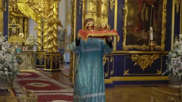 Saint-Petersburg, Rusya-23 Eylül 2018: Kron kilisede düğün için rahiple — Stok video