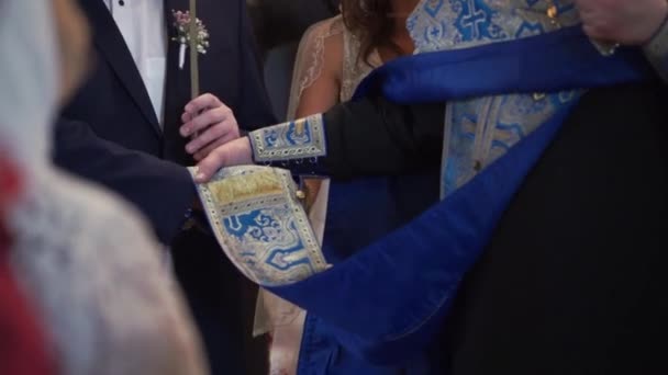 Noiva e noivo de mãos dadas na igreja na cerimônia — Vídeo de Stock