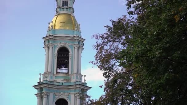 Torre de sino da Catedral Naval de São Nicolau em São Petersburgo Rússia catedral ortodoxa barroca — Vídeo de Stock