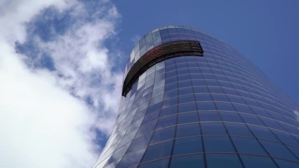 Будівля Skyscrapper на фоні блакитного неба . — стокове відео