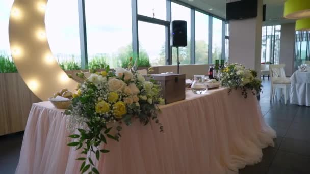 Banquet decorated table, with cutlery. Wedding decor in the banquet hall. Serving of a festive table, plate, napkin, knife, fork. Table setting decoration. Romantic Dinner or other events. — Stock Video