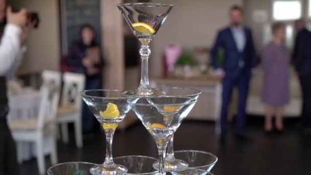 Torre de pirâmide de copos de champanhe na festa no restaurante em casa — Vídeo de Stock