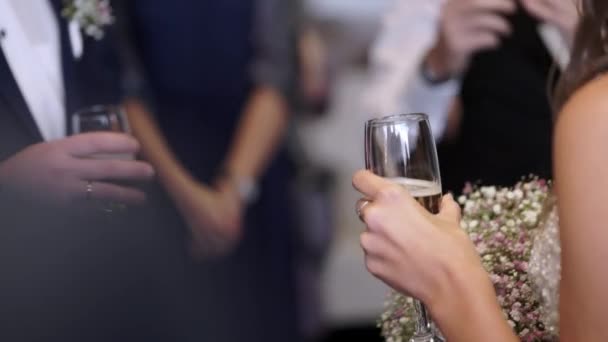Жених Невеста Бокалом Игристого Вина Свадьбе Помещении — стоковое видео