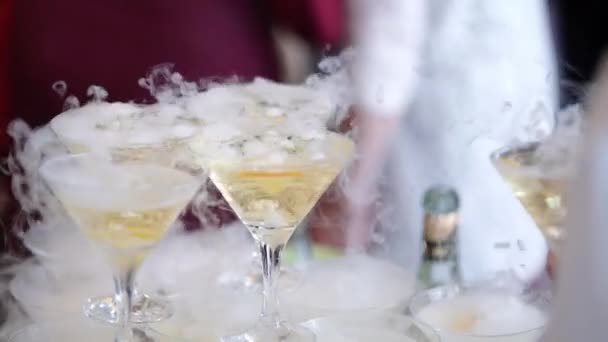 Mensen die van dranken uit piramide van bril met champagne — Stockvideo