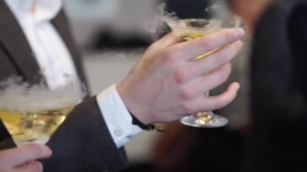 Люди з келихом ігристого вина на вечірці — стокове відео