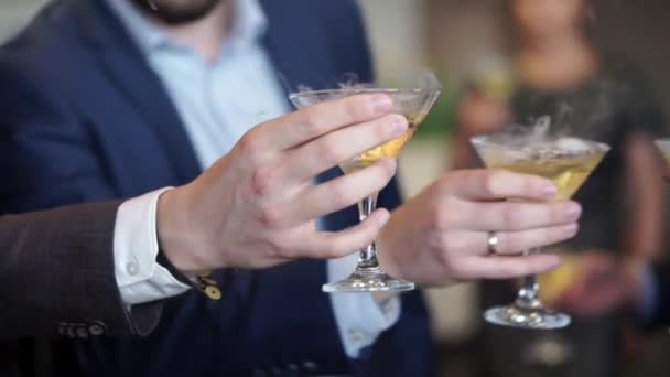 Pessoas com copo de vinho espumante na festa — Vídeo de Stock