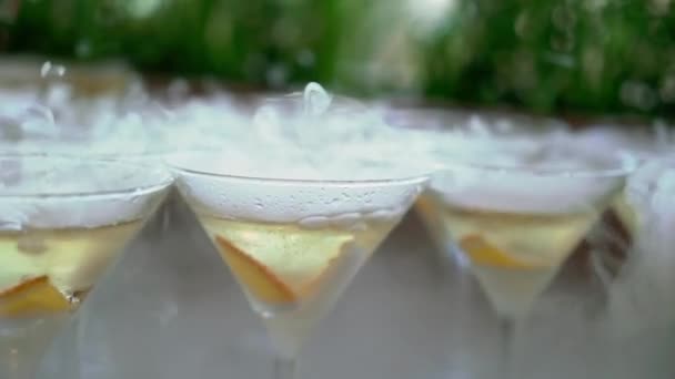 Bicchieri di spumante con ghiaccio secco. Primo piano al rallentamento . — Video Stock