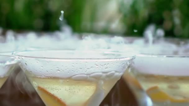 Verres de vin mousseux avec glace sèche. Slowmotion gros plan . — Video