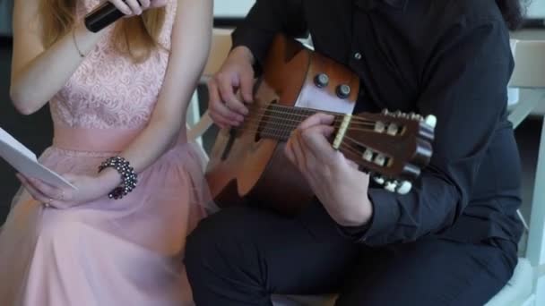 Mna spelar gitarr på festen — Stockvideo