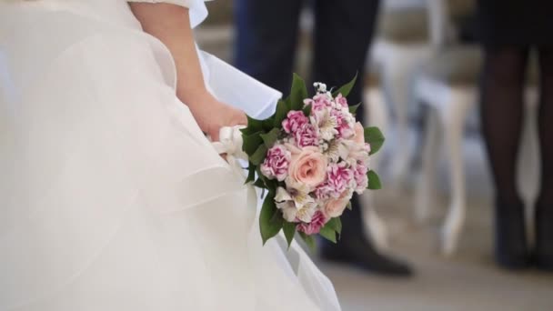 Pareja de boda en la ceremonia — Vídeos de Stock