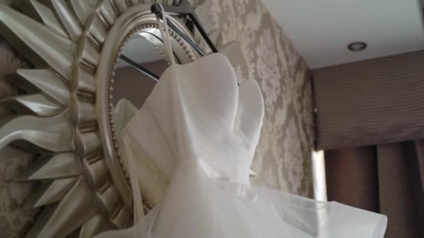 Häät morsiamen mekko aamulla valmistelu makuuhuoneessa — kuvapankkivideo