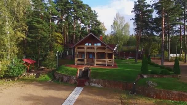 A wooden cottage near lake or sea. Luxury house for vacations — Stock Video