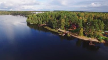 Ahşap sayfiye yakınındaki göl ya da deniz. Lüks ev tatil için