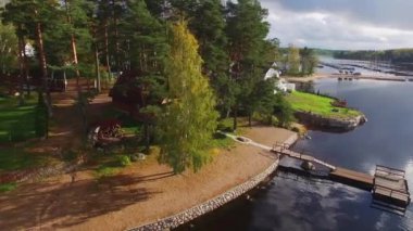 Ahşap sayfiye yakınındaki göl ya da deniz. Lüks ev tatil için