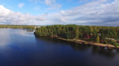 Ahşap sayfiye yakınındaki göl ya da deniz. Lüks ev tatil için