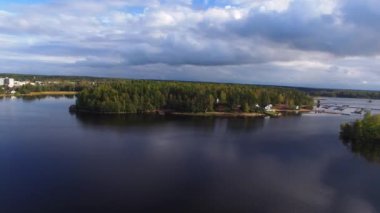 Ahşap sayfiye yakınındaki göl ya da deniz. Lüks ev tatil için