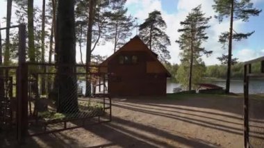 Ahşap sayfiye yakınındaki göl ya da deniz. Lüks ev tatil için