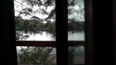 İskele ve gölde ahşap tekne