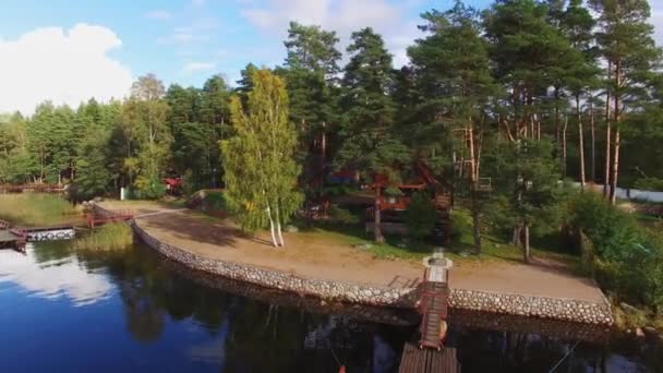 湖或海附近的木制小屋。度假的豪华住宅 — 图库视频影像