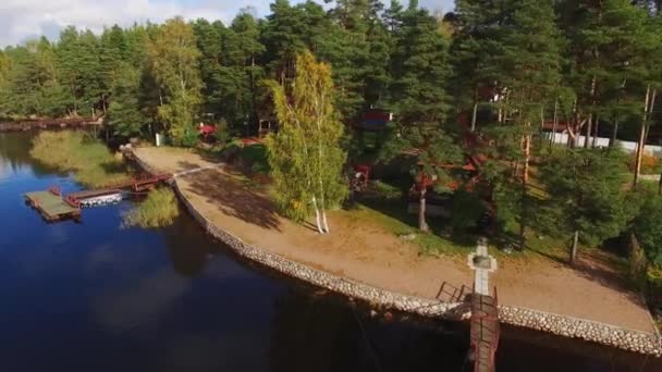 Een houten huisje in de buurt van lake of zee. Luxe huis voor vakanties — Stockvideo