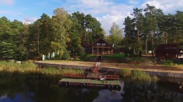 Un chalet en bois près du lac ou de la mer. Maison de luxe pour des vacances 