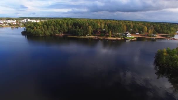 O cabană de lemn lângă lac sau mare. Casă de lux pentru vacanțe — Videoclip de stoc