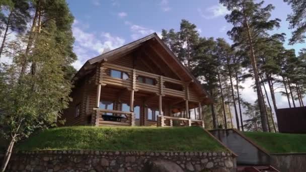 Una casa de madera cerca del lago o el mar. Casa de lujo para vacaciones — Vídeo de stock