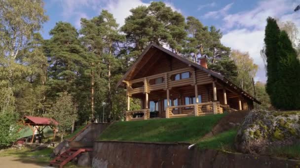 Uma casa de madeira perto do lago ou do mar. Casa de luxo para férias — Vídeo de Stock