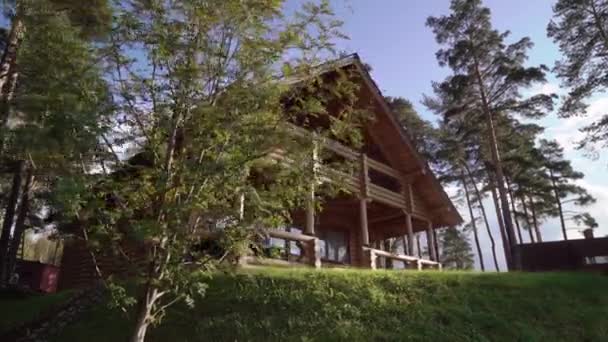 Un chalet en bois près du lac ou de la mer. Maison de luxe pour des vacances 