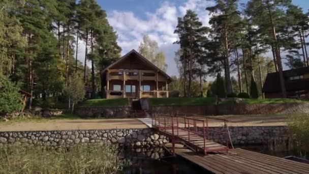 Ein Holzhaus in der Nähe von See oder Meer. Luxus-Haus für den Urlaub — Stockvideo