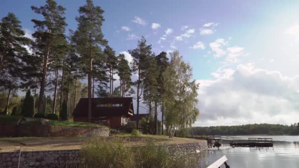 Un chalet en bois près du lac ou de la mer. Maison de luxe pour des vacances 