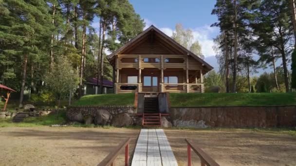 A wooden cottage near lake or sea. Luxury house for vacations — Stock Video