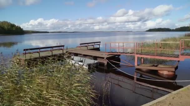 Molo i drewnianej łodzi na jeziorze — Wideo stockowe