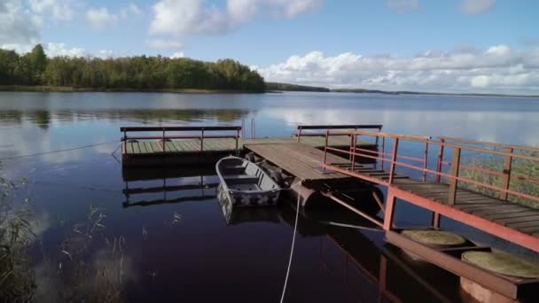 Pier a dřevěná loď na jezeře — Stock video