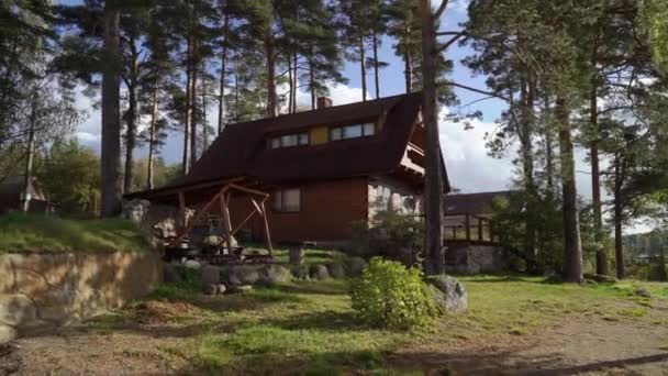 Een houten huisje in de buurt van lake of zee. Luxe huis voor vakanties — Stockvideo