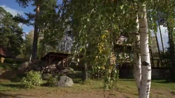 Дерев'яний котедж біля озера або моря. Розкішний будинок для відпочинку — стокове відео