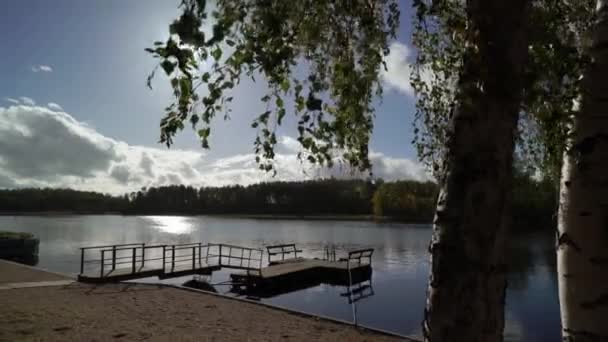 Pier e barco de madeira no lago — Vídeo de Stock