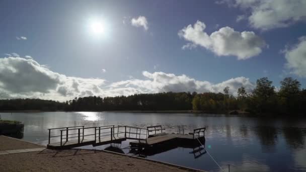 湖中的码头和木船 — 图库视频影像