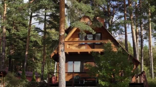 Un cottage in legno vicino al lago o al mare. Casa di lusso per vacanze — Video Stock