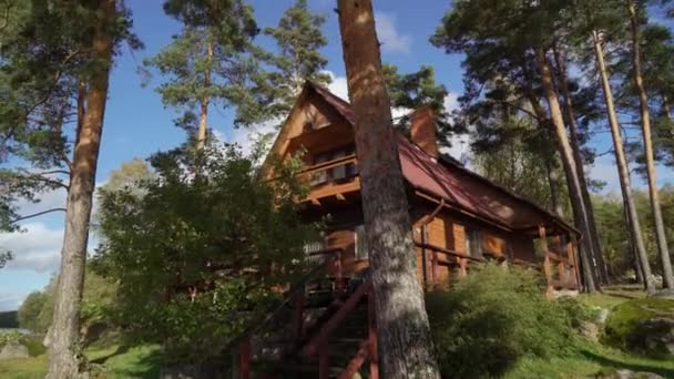 湖や海の近くの木造コテージ。休暇のための豪華な家 — ストック動画