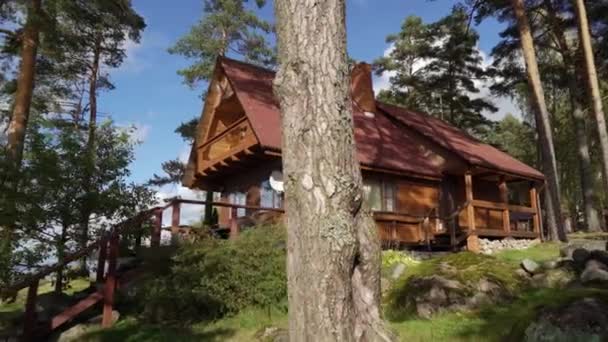 Sebuah pondok kayu dekat danau atau laut. Rumah mewah untuk liburan. — Stok Video