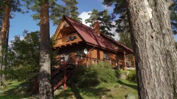 Ein Holzhaus in der Nähe von See oder Meer. Luxus-Haus für den Urlaub — Stockvideo