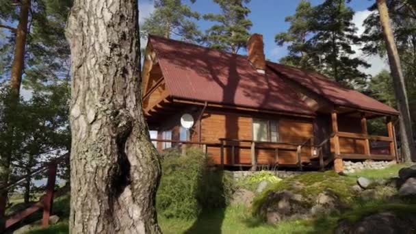 Ein Holzhaus in der Nähe von See oder Meer. Luxus-Haus für den Urlaub — Stockvideo