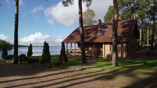 A wooden cottage near lake or sea. Luxury house for vacations — Stock Video