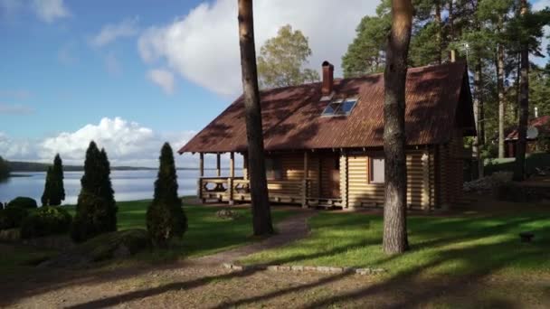 A wooden cottage near lake or sea. Luxury house for vacations — Stock Video