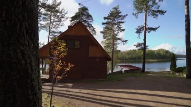 Дерев'яний котедж біля озера або моря. Розкішний будинок для відпочинку — стокове відео