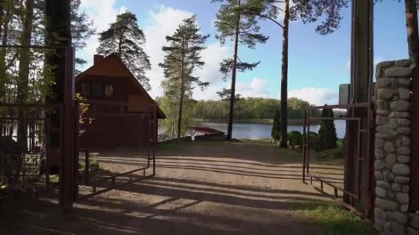 A wooden cottage near lake or sea. Luxury house for vacations — Stock Video