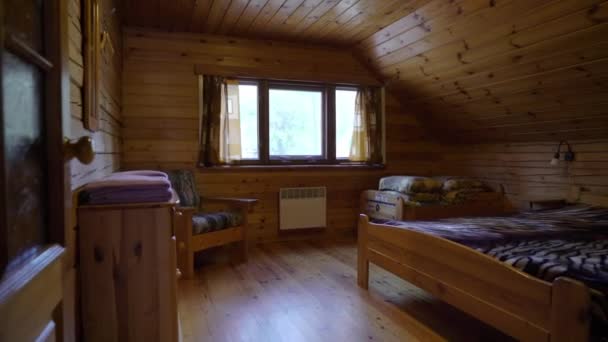 Sebuah pondok kayu di dalam ruangan. Rumah mewah untuk liburan interior — Stok Video