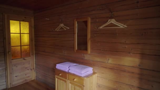 Una cabaña de madera en el interior. Casa de lujo para vacaciones interior — Vídeos de Stock