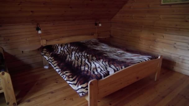 Un chalet en bois à l'intérieur. Maison de luxe pour l'intérieur des vacances — Video